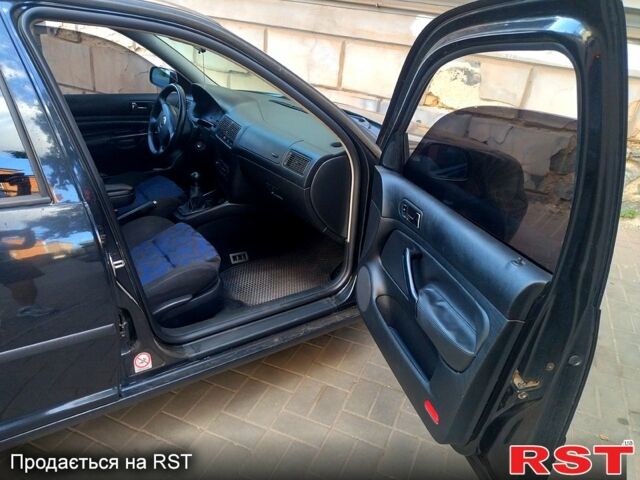 Черный Фольксваген Гольф, объемом двигателя 1.4 л и пробегом 330 тыс. км за 4000 $, фото 5 на Automoto.ua