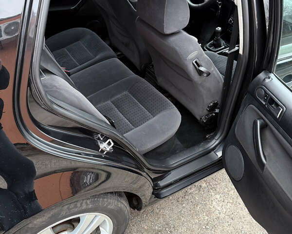 Черный Фольксваген Гольф, объемом двигателя 1.6 л и пробегом 286 тыс. км за 4000 $, фото 12 на Automoto.ua