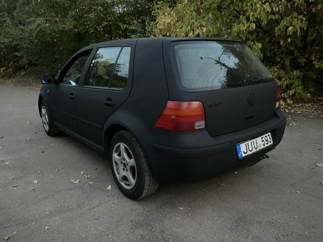 Черный Фольксваген Гольф, объемом двигателя 1.6 л и пробегом 300 тыс. км за 1299 $, фото 1 на Automoto.ua