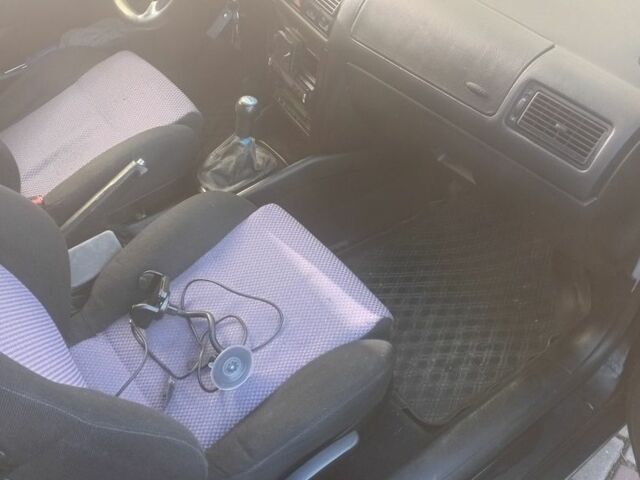 Черный Фольксваген Гольф, объемом двигателя 1.9 л и пробегом 250 тыс. км за 3000 $, фото 4 на Automoto.ua