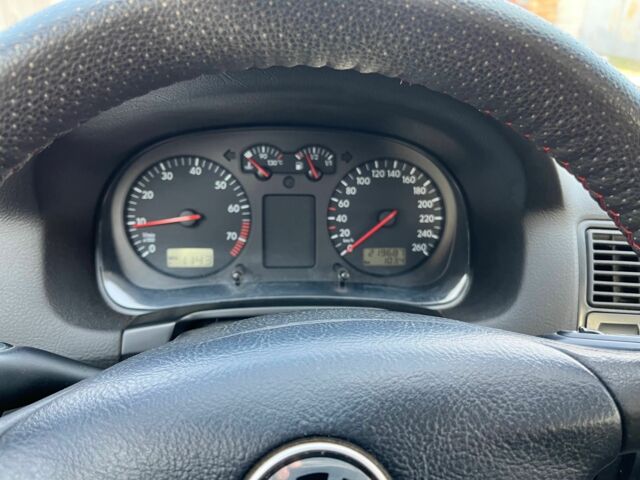 Черный Фольксваген Гольф, объемом двигателя 1.6 л и пробегом 220 тыс. км за 3700 $, фото 6 на Automoto.ua