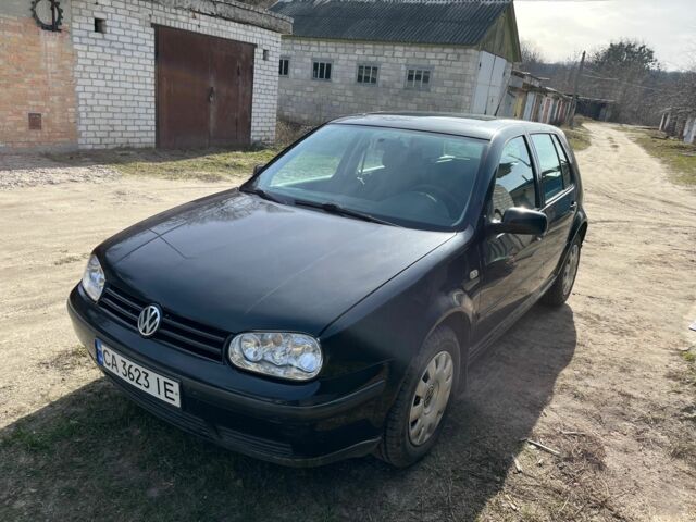 Черный Фольксваген Гольф, объемом двигателя 1.6 л и пробегом 220 тыс. км за 3700 $, фото 1 на Automoto.ua