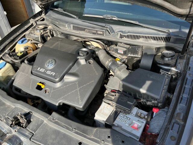 Черный Фольксваген Гольф, объемом двигателя 1.6 л и пробегом 220 тыс. км за 3700 $, фото 4 на Automoto.ua