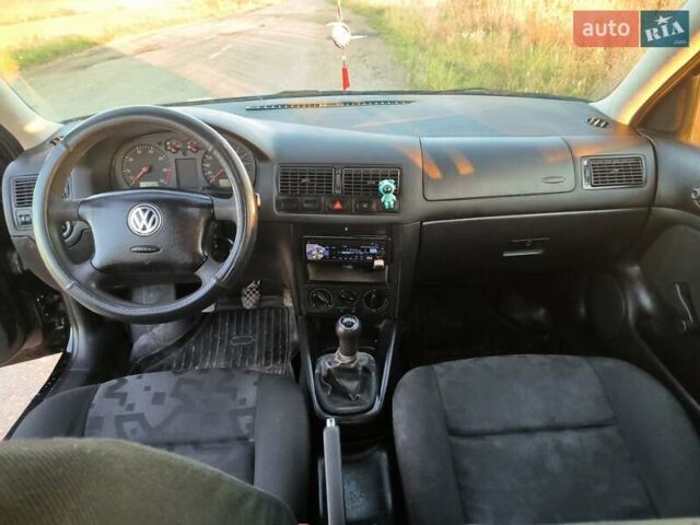 Черный Фольксваген Гольф, объемом двигателя 1.4 л и пробегом 220 тыс. км за 2800 $, фото 4 на Automoto.ua