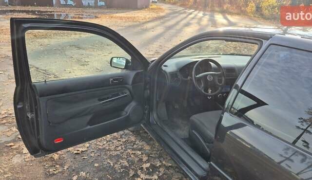 Черный Фольксваген Гольф, объемом двигателя 1.78 л и пробегом 300 тыс. км за 3900 $, фото 1 на Automoto.ua