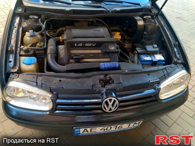 Черный Фольксваген Гольф, объемом двигателя 1.4 л и пробегом 330 тыс. км за 4000 $, фото 2 на Automoto.ua