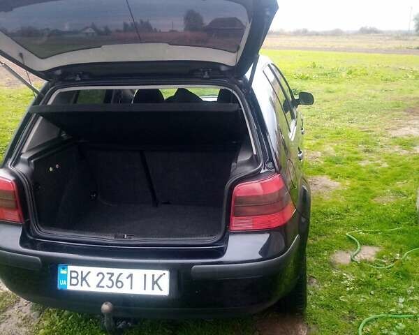 Черный Фольксваген Гольф, объемом двигателя 1.39 л и пробегом 230 тыс. км за 3000 $, фото 1 на Automoto.ua