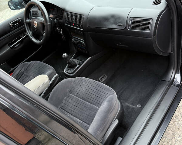 Черный Фольксваген Гольф, объемом двигателя 1.6 л и пробегом 286 тыс. км за 4000 $, фото 11 на Automoto.ua