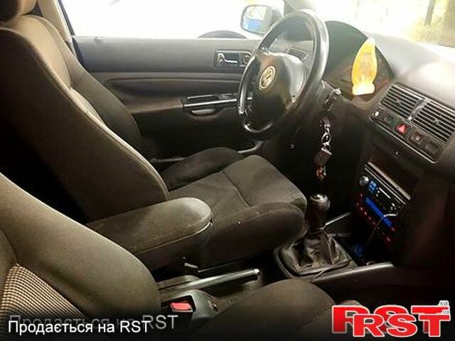 Черный Фольксваген Гольф, объемом двигателя 1.6 л и пробегом 340 тыс. км за 2800 $, фото 4 на Automoto.ua