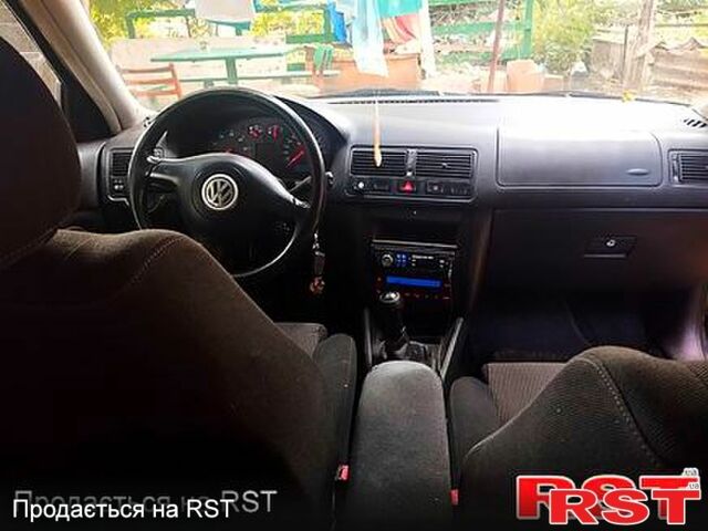 Черный Фольксваген Гольф, объемом двигателя 1.6 л и пробегом 340 тыс. км за 2800 $, фото 6 на Automoto.ua