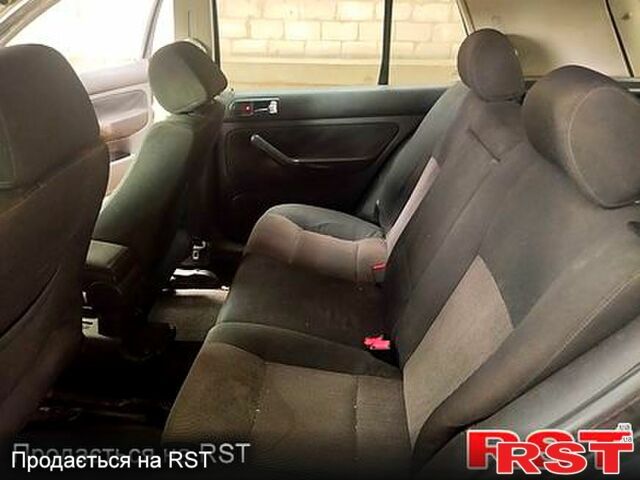 Черный Фольксваген Гольф, объемом двигателя 1.6 л и пробегом 340 тыс. км за 2800 $, фото 5 на Automoto.ua