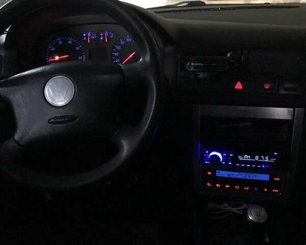 Черный Фольксваген Гольф, объемом двигателя 1.39 л и пробегом 230 тыс. км за 3000 $, фото 10 на Automoto.ua