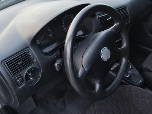 Чорний Фольксваген Гольф, об'ємом двигуна 1.6 л та пробігом 285 тис. км за 3750 $, фото 9 на Automoto.ua