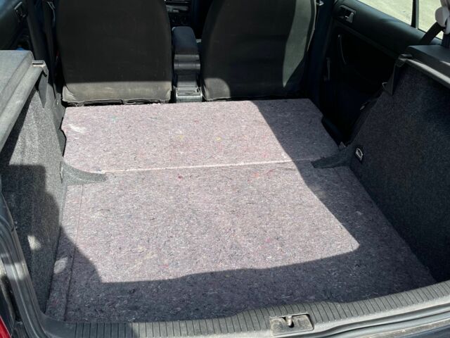 Черный Фольксваген Гольф, объемом двигателя 1.6 л и пробегом 220 тыс. км за 3700 $, фото 5 на Automoto.ua