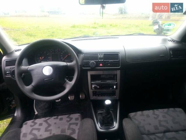 Черный Фольксваген Гольф, объемом двигателя 1.39 л и пробегом 230 тыс. км за 3000 $, фото 2 на Automoto.ua