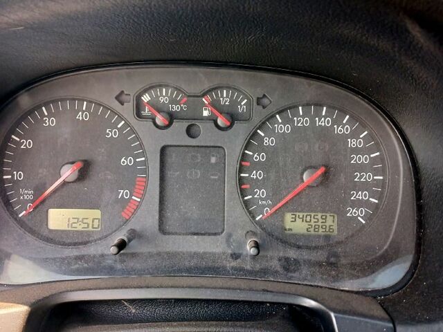 Черный Фольксваген Гольф, объемом двигателя 1.6 л и пробегом 340 тыс. км за 2800 $, фото 1 на Automoto.ua