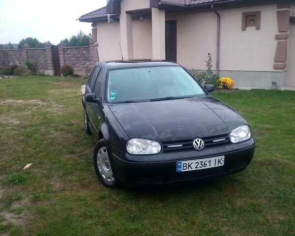 Черный Фольксваген Гольф, объемом двигателя 1.39 л и пробегом 230 тыс. км за 3000 $, фото 12 на Automoto.ua