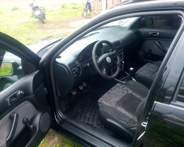 Черный Фольксваген Гольф, объемом двигателя 1.39 л и пробегом 230 тыс. км за 3000 $, фото 4 на Automoto.ua