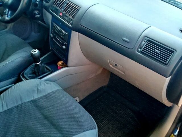 Черный Фольксваген Гольф, объемом двигателя 1.4 л и пробегом 233 тыс. км за 4100 $, фото 11 на Automoto.ua