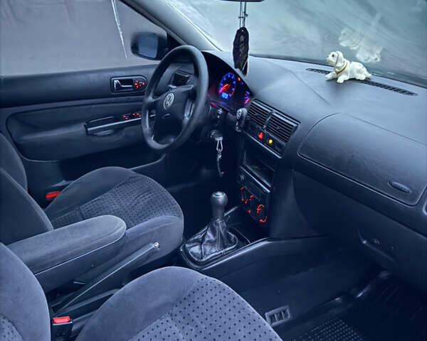 Черный Фольксваген Гольф, объемом двигателя 1.39 л и пробегом 242 тыс. км за 3000 $, фото 4 на Automoto.ua