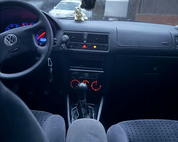 Черный Фольксваген Гольф, объемом двигателя 1.39 л и пробегом 242 тыс. км за 3000 $, фото 5 на Automoto.ua