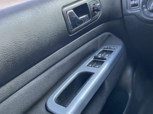 Черный Фольксваген Гольф, объемом двигателя 1.9 л и пробегом 371 тыс. км за 3900 $, фото 9 на Automoto.ua