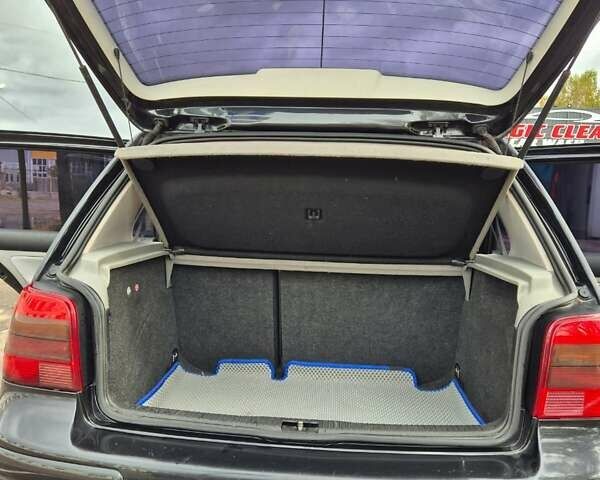 Чорний Фольксваген Гольф, об'ємом двигуна 1.6 л та пробігом 215 тис. км за 4700 $, фото 4 на Automoto.ua