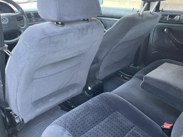 Черный Фольксваген Гольф, объемом двигателя 1.9 л и пробегом 371 тыс. км за 3900 $, фото 5 на Automoto.ua