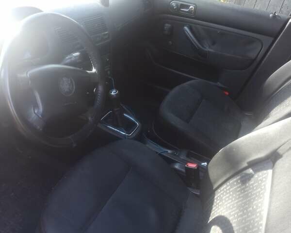 Черный Фольксваген Гольф, объемом двигателя 1.9 л и пробегом 403 тыс. км за 3700 $, фото 1 на Automoto.ua