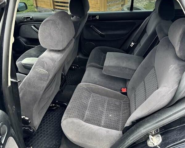 Черный Фольксваген Гольф, объемом двигателя 1.39 л и пробегом 258 тыс. км за 3800 $, фото 2 на Automoto.ua