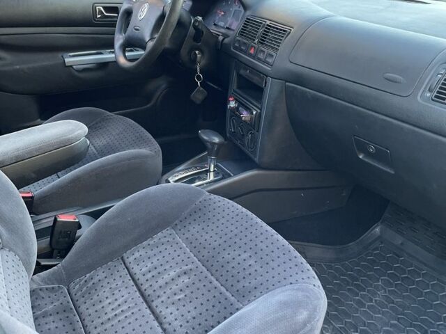 Черный Фольксваген Гольф, объемом двигателя 1.9 л и пробегом 371 тыс. км за 3900 $, фото 10 на Automoto.ua