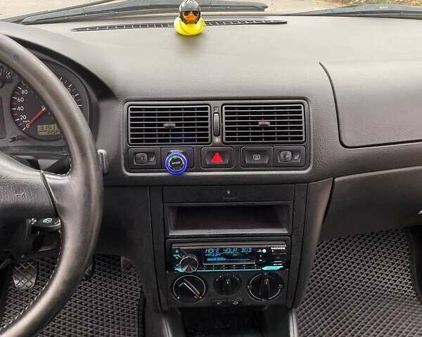 Черный Фольксваген Гольф, объемом двигателя 1.6 л и пробегом 315 тыс. км за 4600 $, фото 25 на Automoto.ua