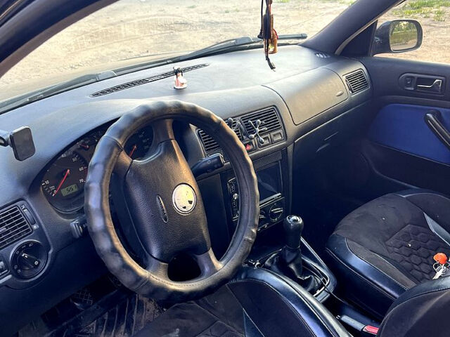 Черный Фольксваген Гольф, объемом двигателя 1.4 л и пробегом 370 тыс. км за 3250 $, фото 6 на Automoto.ua