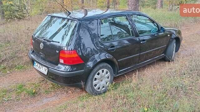 Черный Фольксваген Гольф, объемом двигателя 1.6 л и пробегом 250 тыс. км за 4500 $, фото 5 на Automoto.ua