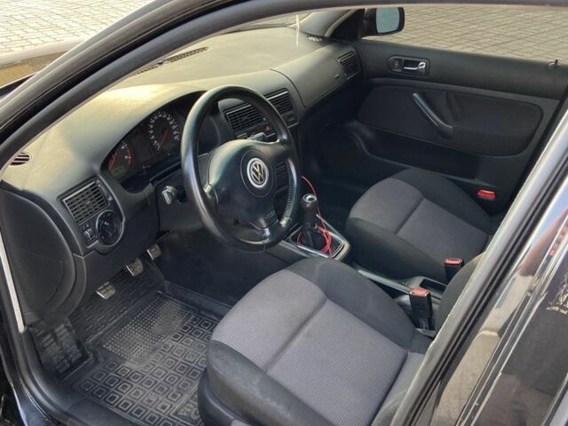 Черный Фольксваген Гольф, объемом двигателя 1.6 л и пробегом 300 тыс. км за 4000 $, фото 4 на Automoto.ua