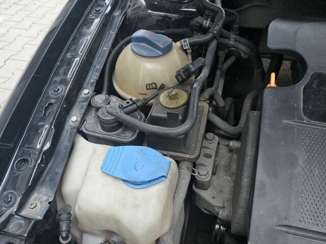 Черный Фольксваген Гольф, объемом двигателя 1.6 л и пробегом 330 тыс. км за 4400 $, фото 9 на Automoto.ua