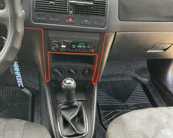 Черный Фольксваген Гольф, объемом двигателя 1.6 л и пробегом 288 тыс. км за 4000 $, фото 10 на Automoto.ua