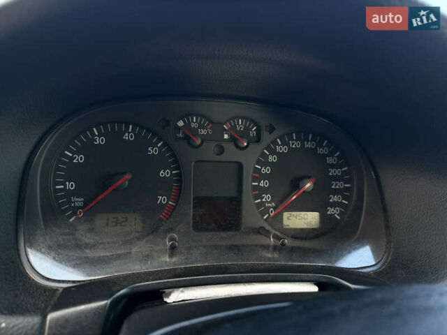 Черный Фольксваген Гольф, объемом двигателя 1.6 л и пробегом 245 тыс. км за 2999 $, фото 27 на Automoto.ua