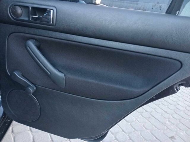 Черный Фольксваген Гольф, объемом двигателя 1.6 л и пробегом 280 тыс. км за 4990 $, фото 12 на Automoto.ua