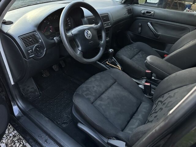 Черный Фольксваген Гольф, объемом двигателя 1.4 л и пробегом 260 тыс. км за 3300 $, фото 4 на Automoto.ua