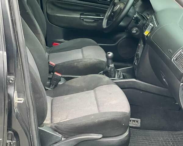 Черный Фольксваген Гольф, объемом двигателя 1.39 л и пробегом 289 тыс. км за 3850 $, фото 32 на Automoto.ua