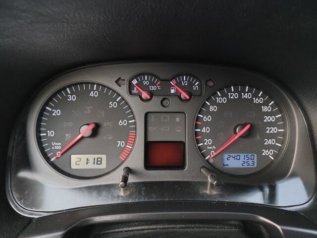 Черный Фольксваген Гольф, объемом двигателя 1.6 л и пробегом 221 тыс. км за 3900 $, фото 13 на Automoto.ua