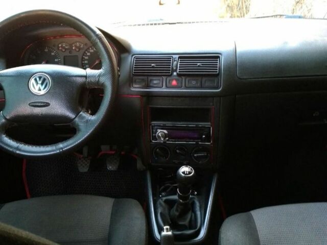 Черный Фольксваген Гольф, объемом двигателя 1.6 л и пробегом 310 тыс. км за 4800 $, фото 4 на Automoto.ua