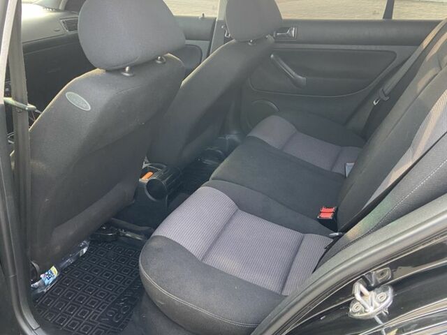 Черный Фольксваген Гольф, объемом двигателя 1.6 л и пробегом 300 тыс. км за 4000 $, фото 5 на Automoto.ua