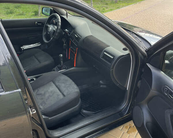 Черный Фольксваген Гольф, объемом двигателя 1.6 л и пробегом 288 тыс. км за 4000 $, фото 5 на Automoto.ua