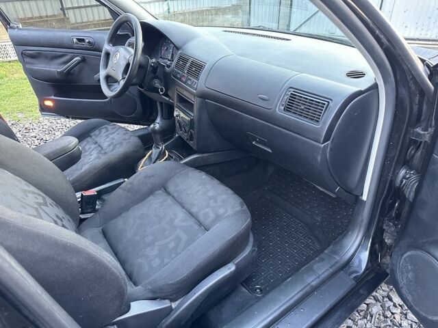 Черный Фольксваген Гольф, объемом двигателя 1.4 л и пробегом 260 тыс. км за 3300 $, фото 6 на Automoto.ua