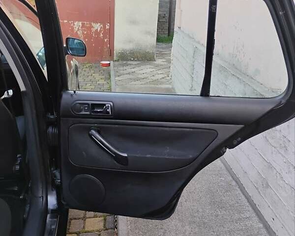 Черный Фольксваген Гольф, объемом двигателя 1.39 л и пробегом 289 тыс. км за 3850 $, фото 10 на Automoto.ua