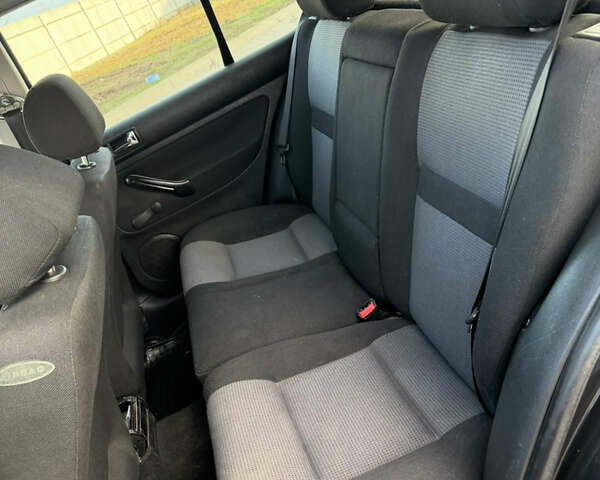 Черный Фольксваген Гольф, объемом двигателя 1.6 л и пробегом 245 тыс. км за 2999 $, фото 29 на Automoto.ua