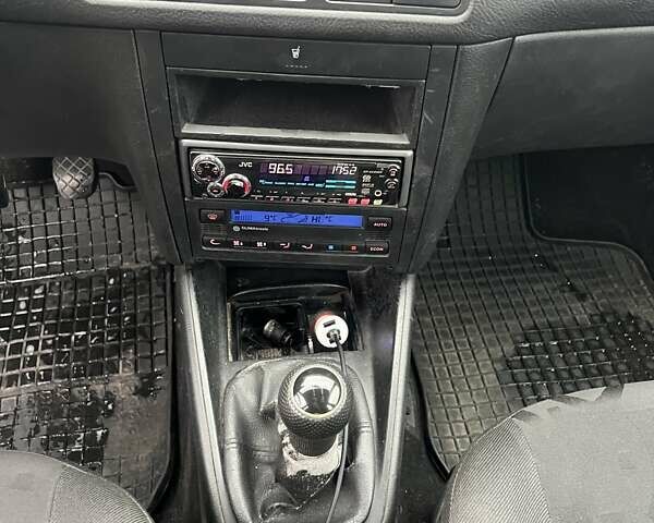 Чорний Фольксваген Гольф, об'ємом двигуна 1.9 л та пробігом 317 тис. км за 1999 $, фото 5 на Automoto.ua