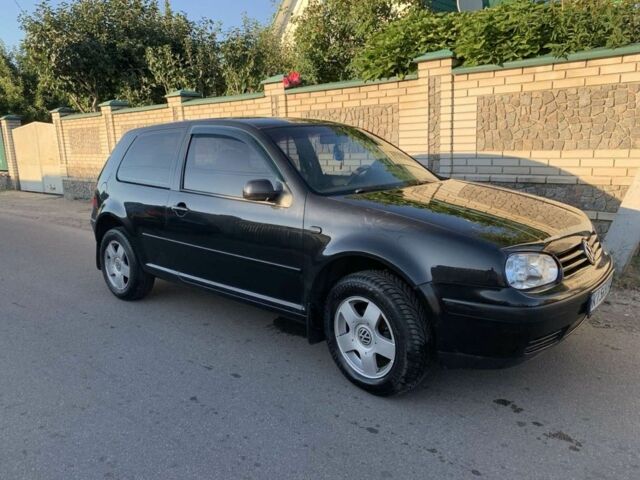 Черный Фольксваген Гольф, объемом двигателя 1.6 л и пробегом 240 тыс. км за 3900 $, фото 1 на Automoto.ua